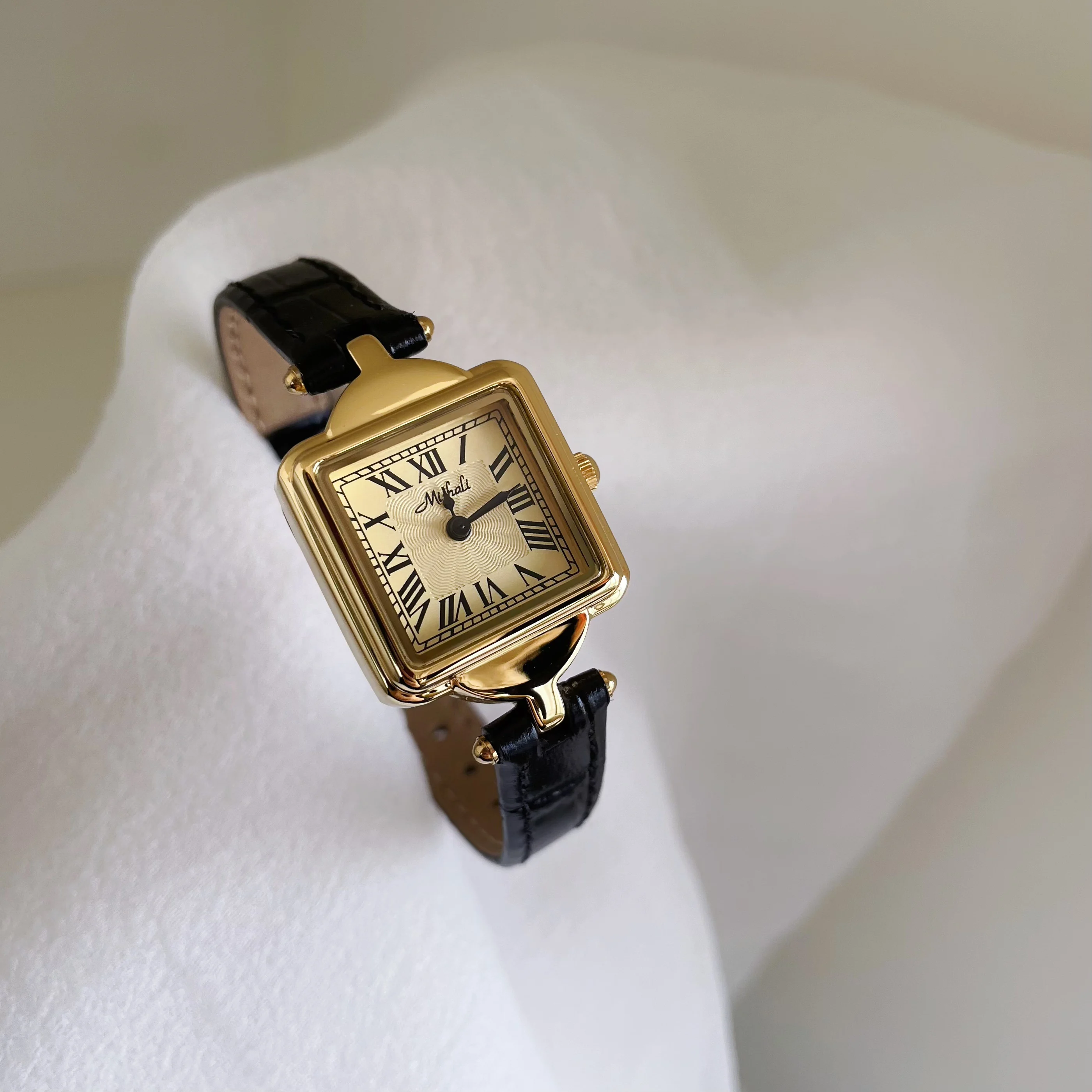 2026 novo relógio de couro feminino quadrado luxo cubo de açúcar mini pequeno mostrador retro relógio presente para mulher relógio de ouro