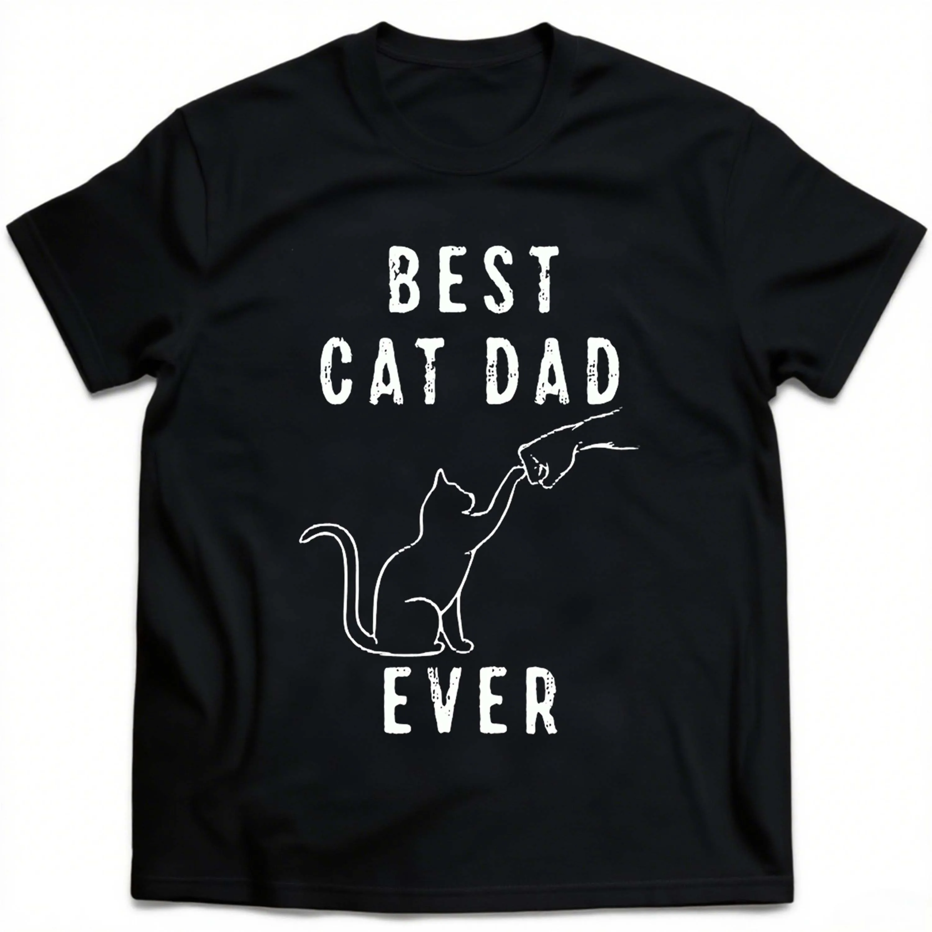Czarna koszulka plus size z krótkim rękawem i nadrukiem kota oraz napisem „Najlepszy tata dla kota w historii”, odpowiednia do noszenia na świeżym powietrzu latem.