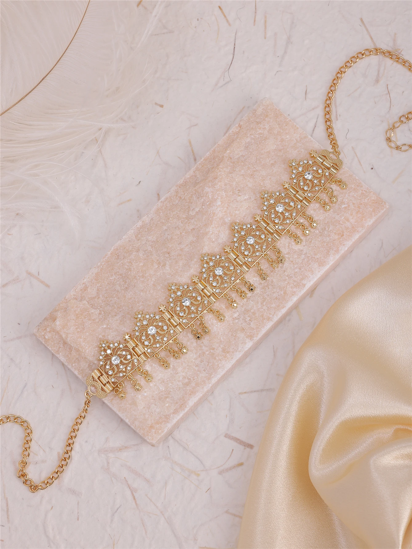 Metal Hollow Design Inlaid Rhinestones Head Chain Design Hanging Highlight The Status Of The Nobility Jewelry Hair Jewelry