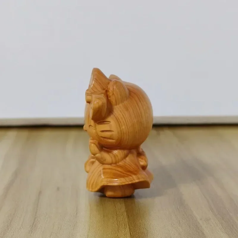 Sanrio Carving Lovely Red Cedar Hello Kitty Model na biurko Figurki Ręcznie robione ozdoby Dekoracje do sypialni Prezent urodzinowy dla dzieci