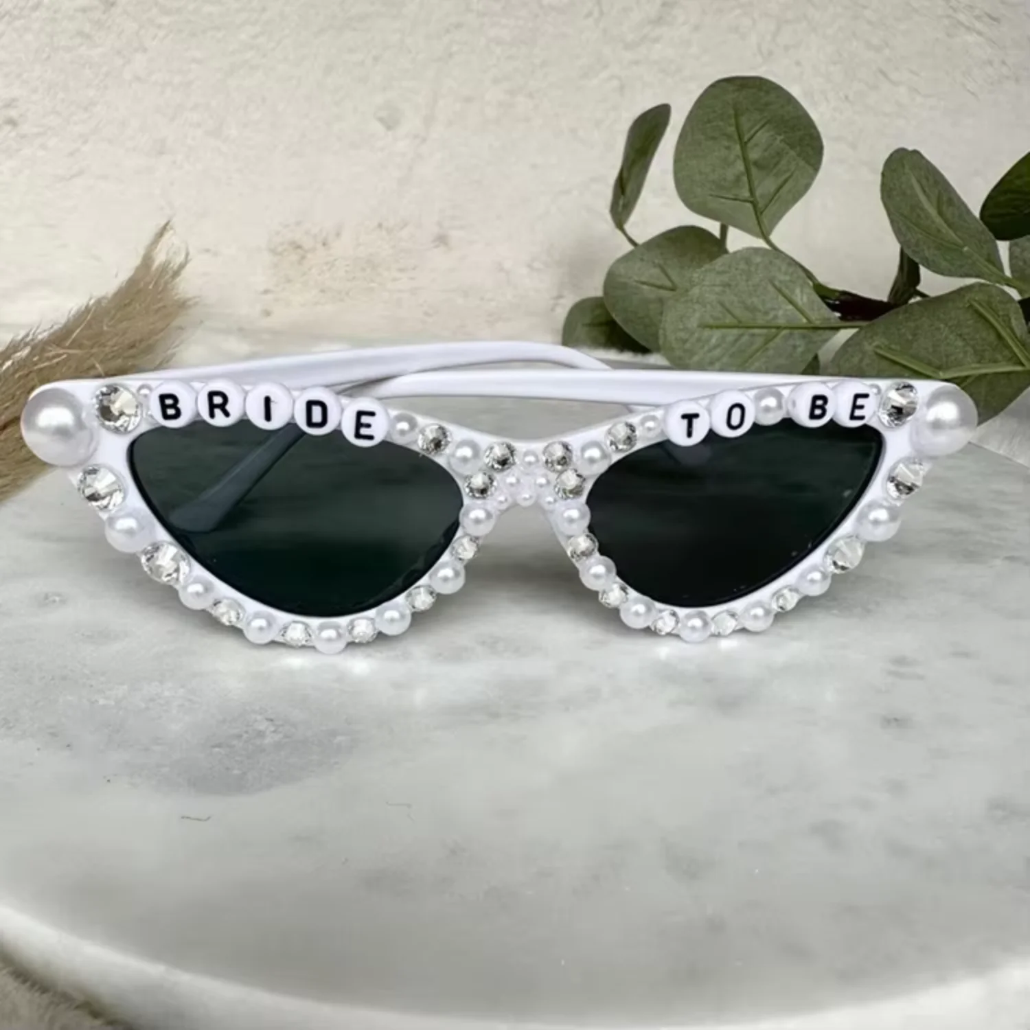 Bachelorette Party Rhinestone Pearl Sunglasses Bride to Be Cat Eye Shaped Glasses for Bridesmaid Bride to Be Party