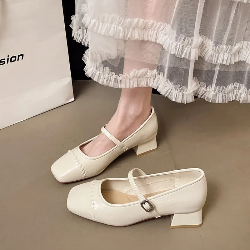 

Роскошные брендовые дизайнерские модные женские сандалии из искусственной кожи, летние новые стильные женские сандалии на низком каблуке с острым носком, нескользящая обувь на плоской подошве