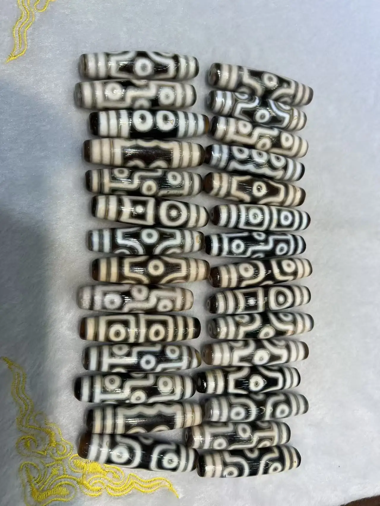 

Начитанный белый цветок, толстые линии, характерный тайваньский мастерство, черно-белая бусина Дзи, четыре, пять шесть, узор девять глаз