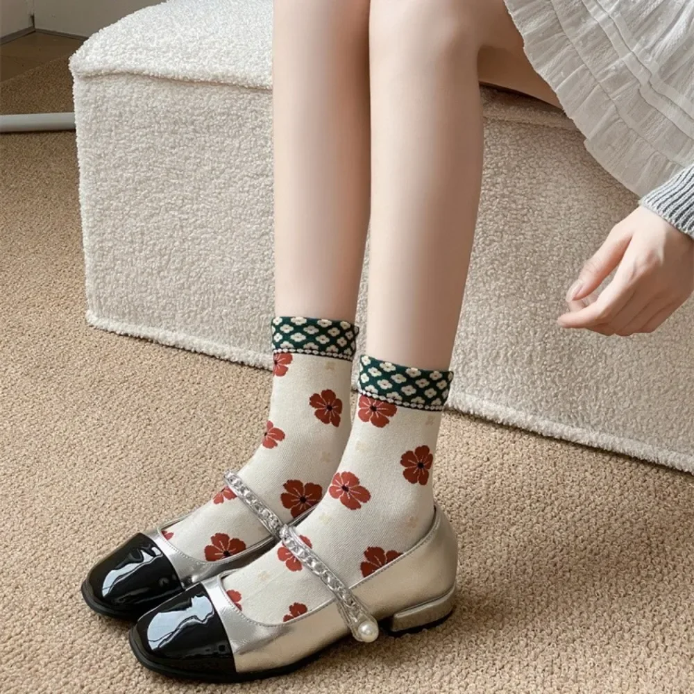 القطن الأوسط جوارب أنبوبية الشارع الشهير خمر جورب طويل 2025 الخريف الشتاء الأزهار طباعة النساء الجوارب Harajuku الرجعية الكورية الموضة