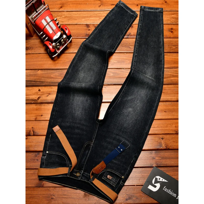 الخريف الراقية الجينز الرجال تصميم الأزياء نسخة ضئيلة صالح مع أقدام صغيرة 2025 الاتجاه الجديد النسخة الكورية السراويل المرنة