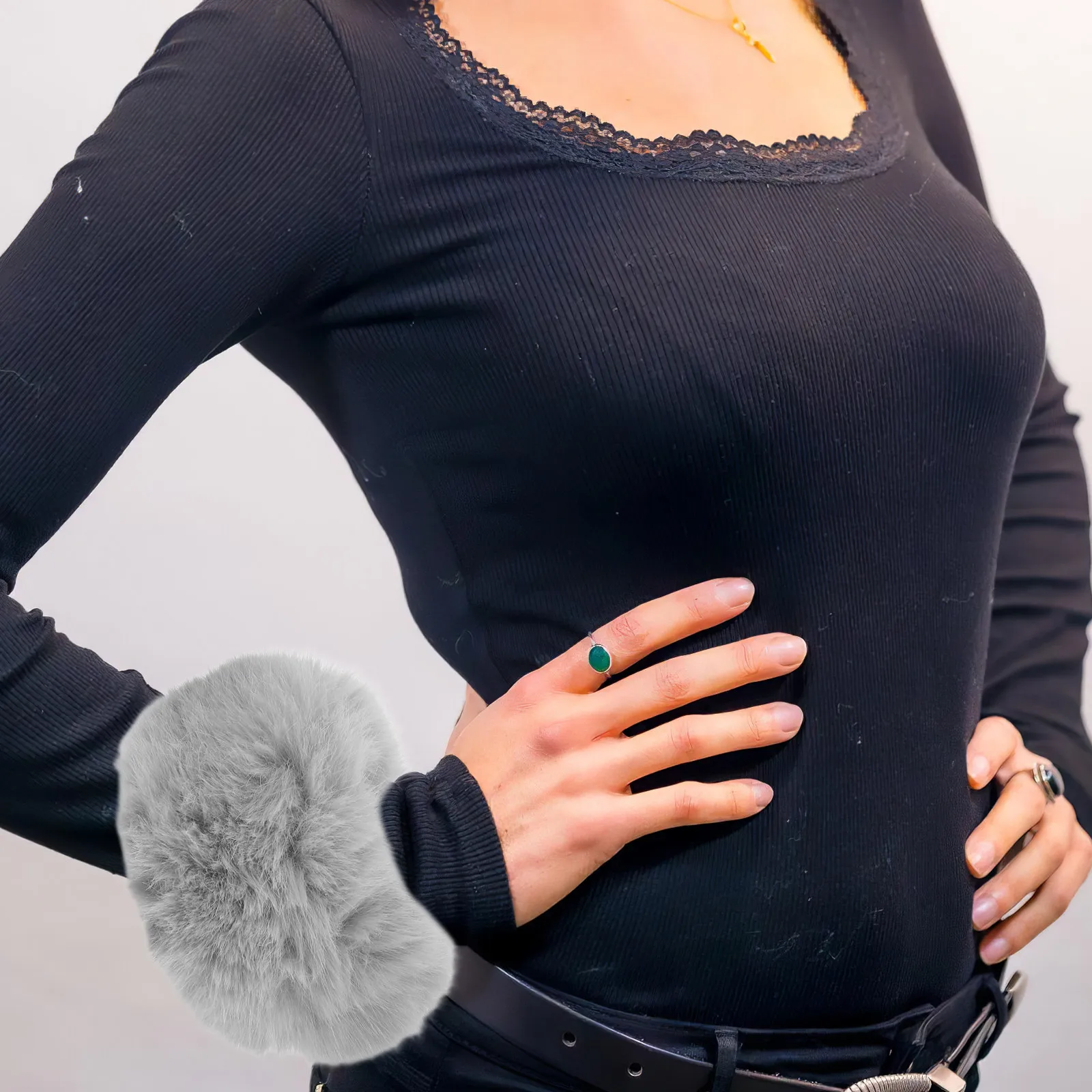 

2Pcs Faux Skin Wrist Warmers Soft Winter Cuffs Windproof Wrist Bands Women Warm Arm Warmers Outdoor Wear Faux Wristband