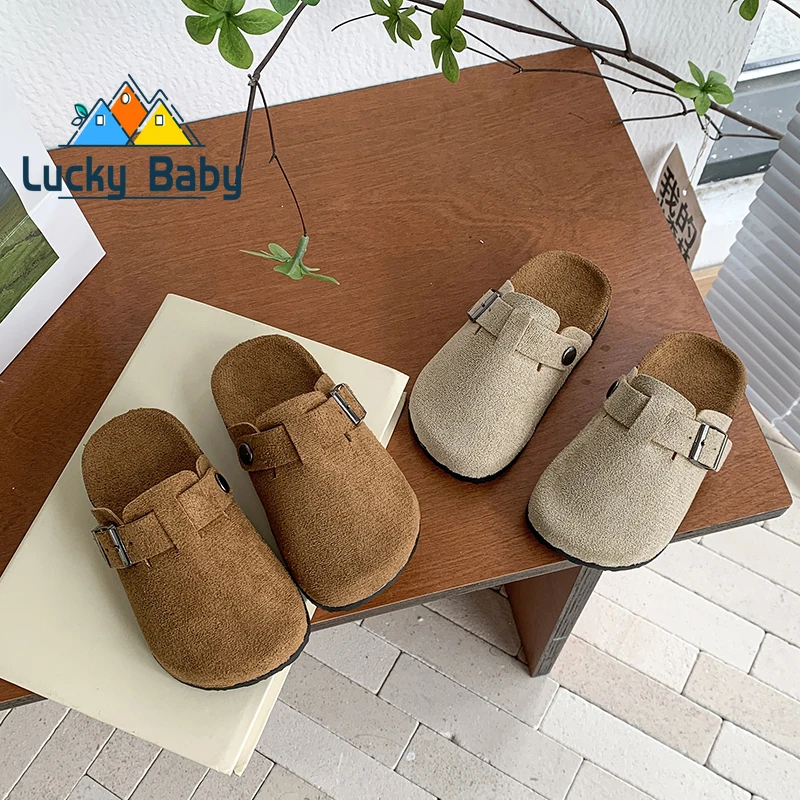 

2025 детские замшевые сабо для девочек, тапочки для мальчиков, сандалии с пробковой стелькой и поддержкой свода стопы, уличные пляжные шлепанцы, домашняя обувь