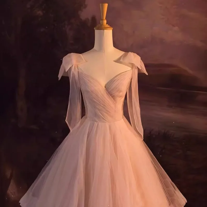 Różowa Elegancka Sukienka Wieczorowa z Głębokim Dekoltem V, Siateczką, Bufiastą Spódnicą, Wysokim Stanem, Nowy Styl, Wysoka Jakość, Stylizowana na Mniejszościowy Artystyczny Wystrój, Idealna dla Gospodyni na Egzaminach.