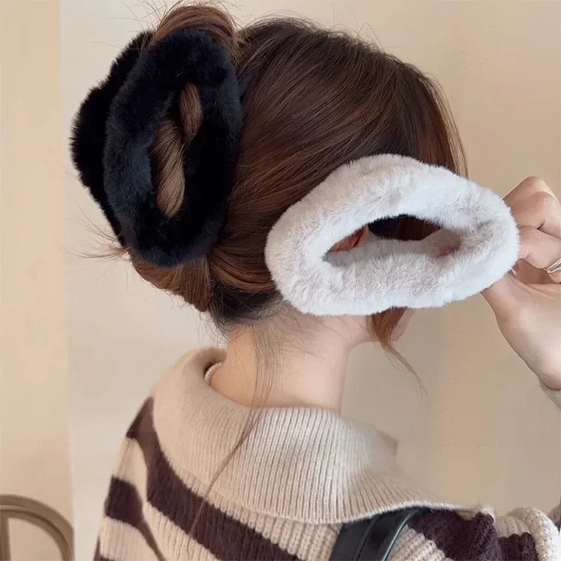 Large Plush Cloud Shape Hair Claw Sweet Acrylic Ponytail Clips Barrette Crab Fashion Headwear Autumn Winter Women Hair Accessory