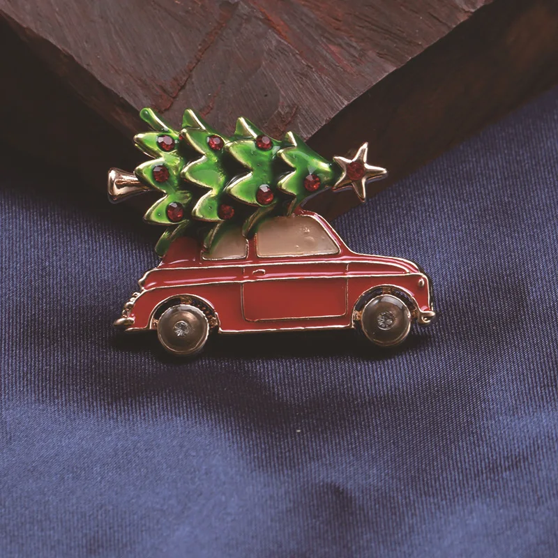 Green Enamel Christmas Tree Brooches Women Men Red Car Carrying a Tree Brooch Pins Party Office New Year Gift Gold Color Jewelry