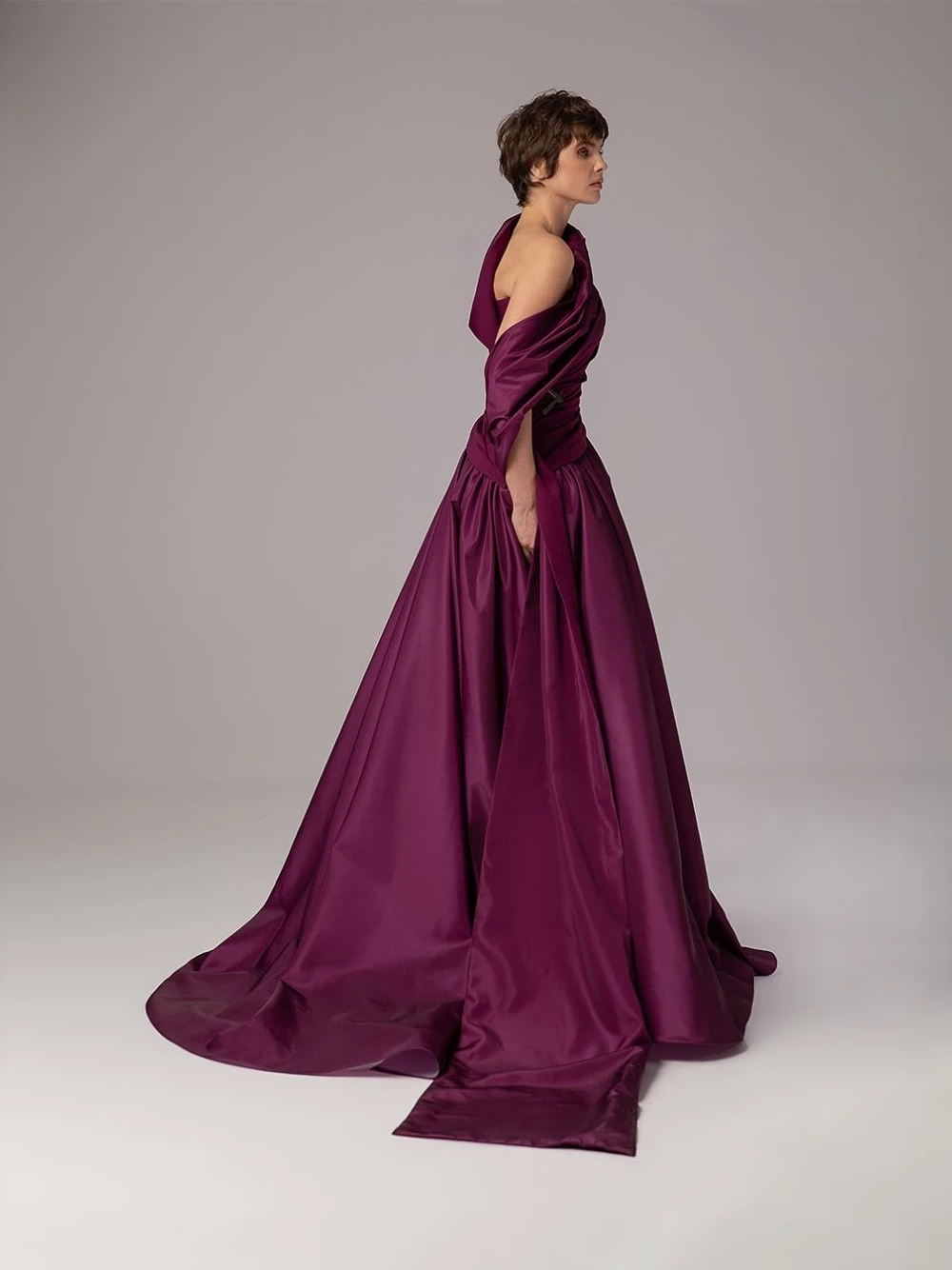 Pflaumenlila, asymmetrischer Ausschnitt, schickes Satin-Abendkleid mit dramatischer Schleppe, plissiertes Oberteil, formelles Kleid für Gala und roter Teppich