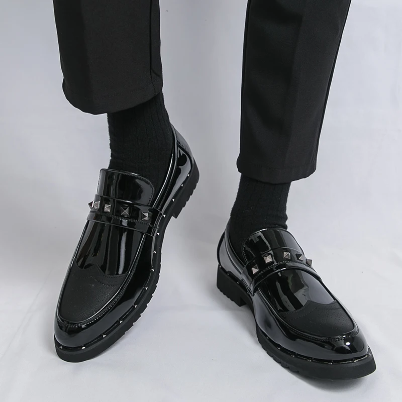 Mocasines de charol negro para hombre, diseño de decoración con tachuelas, estilo sin cordones, detalle de punta de ala, suela texturizada gruesa, elegante, Formal, informal