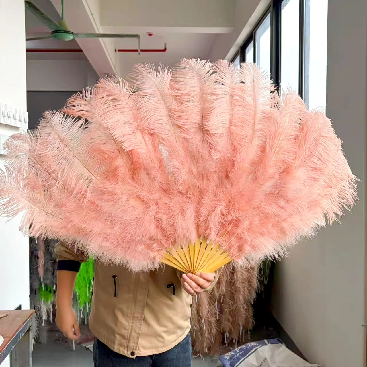 Shrimp Pink Soft Ostrich Feather Fan 100cm 13 Bones Foldable Handheld for Wedding Bridal Photo Props Party Home Decor