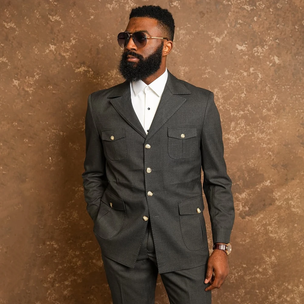 

Элегантный однотонный мужской костюм высокого качества: приталенный пиджак с однобортной застежкой и лацканами, брюки. Комплект из 2 предметов для повседневной носки.