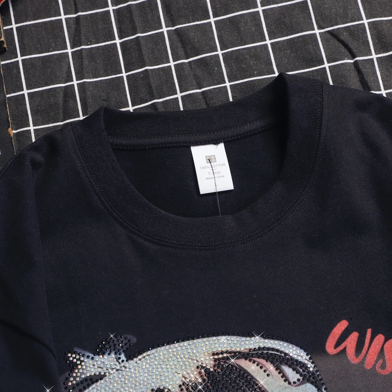 特大ヨーロッパヘビーダイヤモンドエンボス漫画ガールトップ、ミッドレングスのルーズトレンディなレディース半袖Tシャツ