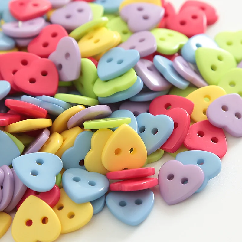 Bunte zweäugige Pflaumenblüte Liebe Harz Student Knöpfe Diy handgemachte Blumenknöpfe Student Knöpfe Kreativität