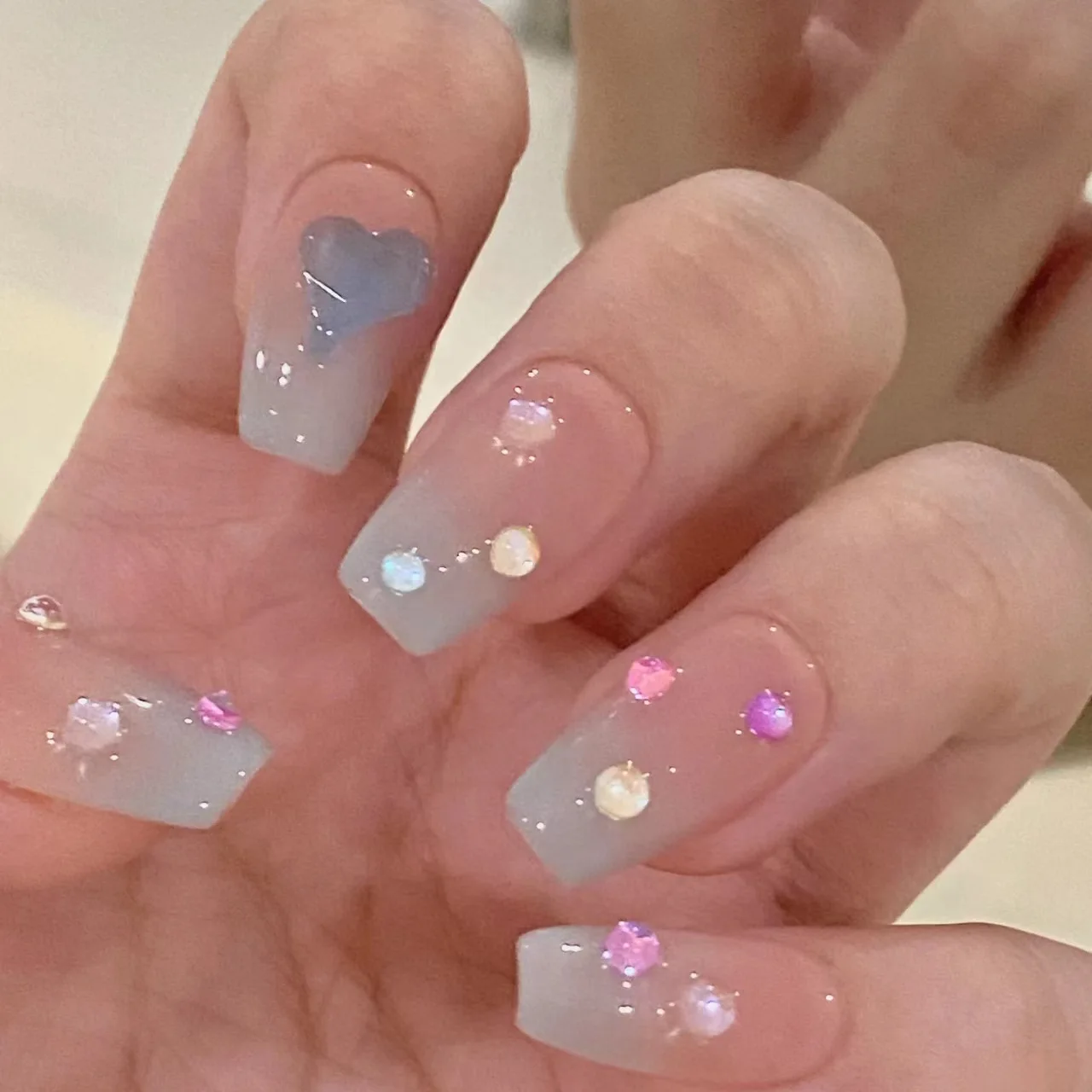 24個入り カラフルラインストーン フルカバーネイルチップ グラデーションブルー バレエ風付け爪 シンプルスクエア フェイクネイル 完成品 プレスオンネイル