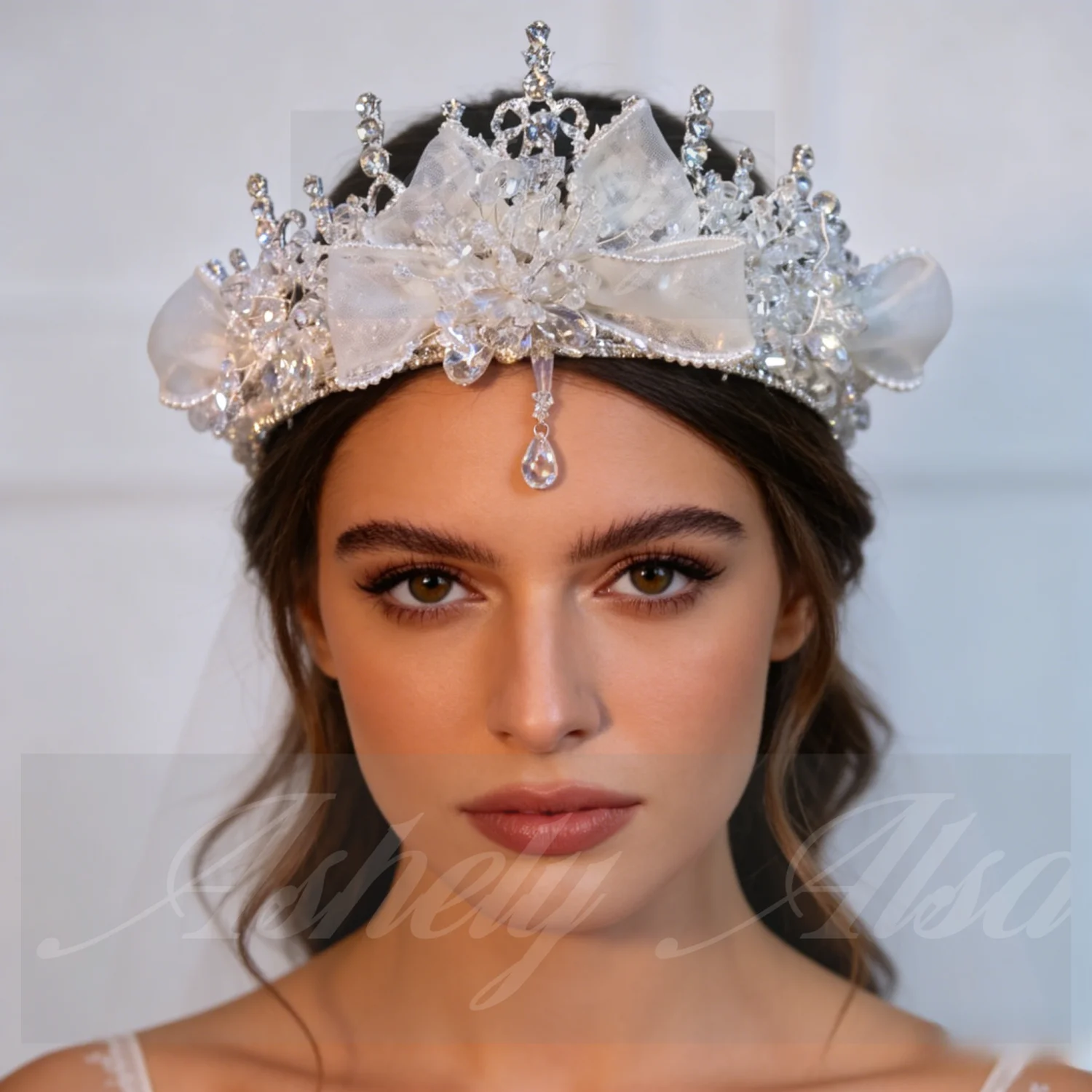 Stock New Design Wedding Accessory Bow Crystal Hair Taras Women Evening Prom Party Headpiece Bridal Bridal Crown 2026