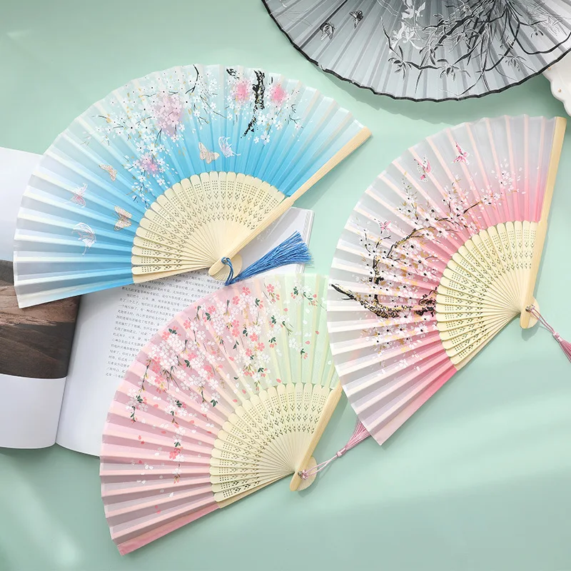 Abanico plegable de seda Vintage, abanico plegable de bambú japonés Retro chino, abanico de mano para baile con borlas, adorno para decoración del hogar, regalo artesanal, 1 ud.