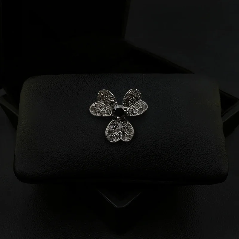 

1991 Dark Flash Retro Black Clover Leaf Brooch Women Exquisite High-End Fashion Suit Sweater Pins Rhinestone Jewelry Accessories