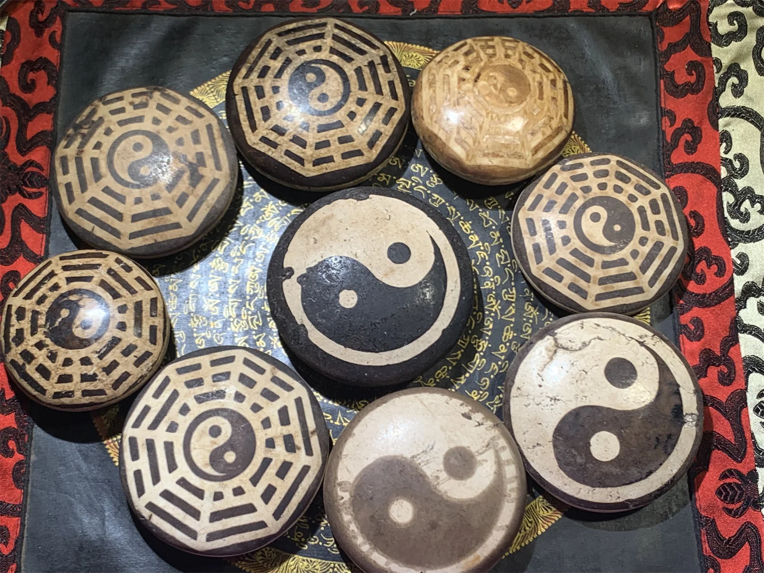 1pcs/lot Natural white turquoise Tibetan dzi round cake shape ornament special rare material Wuji Bagua pattern small size taki