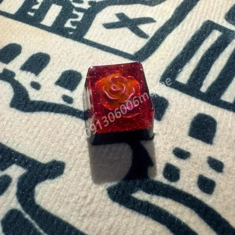 Oryginalne Przezroczyste Czerwone Klawisze z Motywem Róży, Żywiczne, Ręcznie Robione w Technologii 3D, Personalizowane, Profil OEM, do Klawiatury Mechanicznej, Artystyczne Klawisze. — zdjęcie produktu 3
