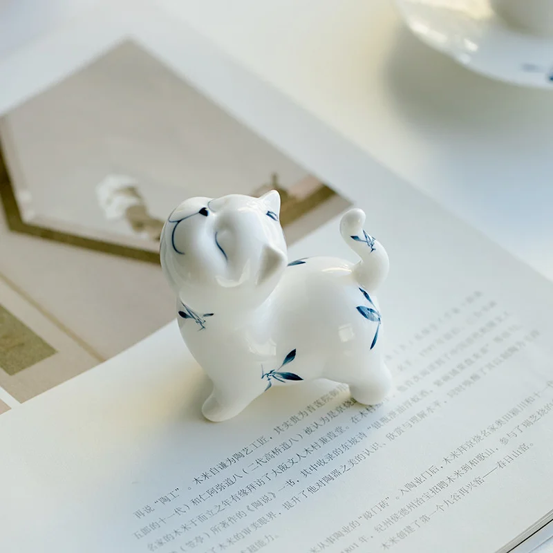 Creative Hand-painted Butterfly Orchid Ceramic Tea Pet White Porcelain Haughty Cat Ornaments Lovely Tea Play Table Decorations