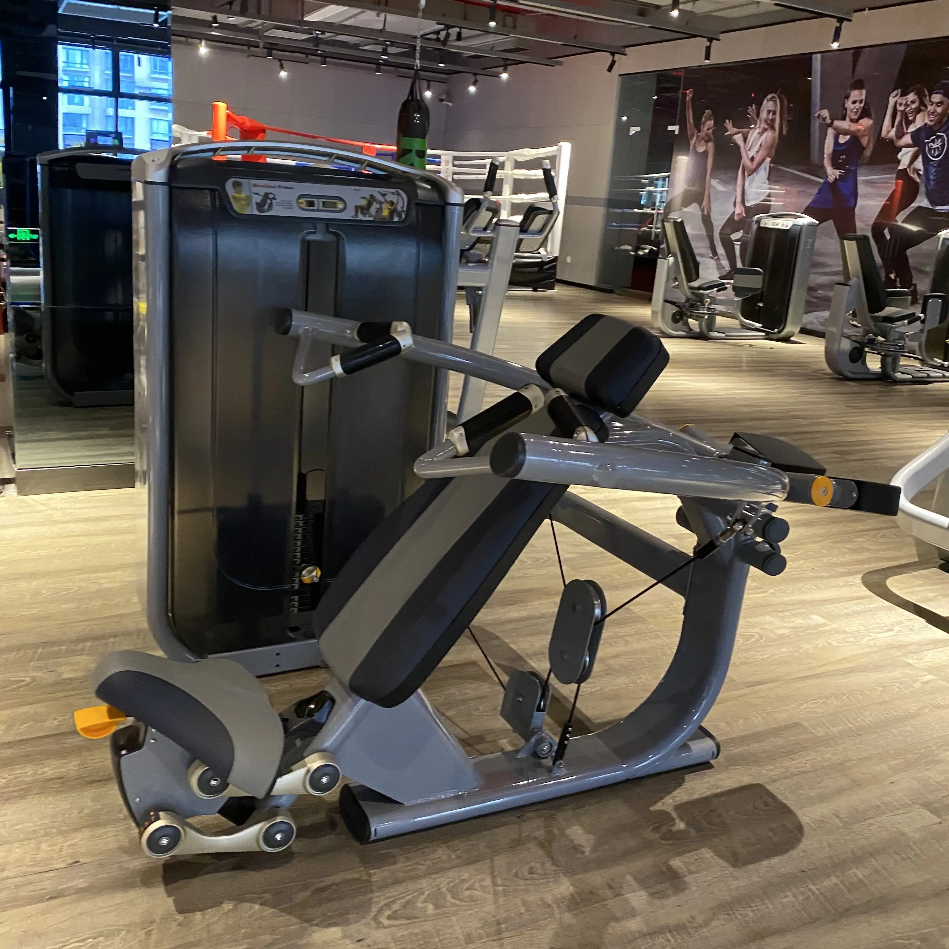 Оборудование для фитнеса, силовые тренировки, машины для выбора нагрузки, тренажер для грудного пресса, машина для прессования груди