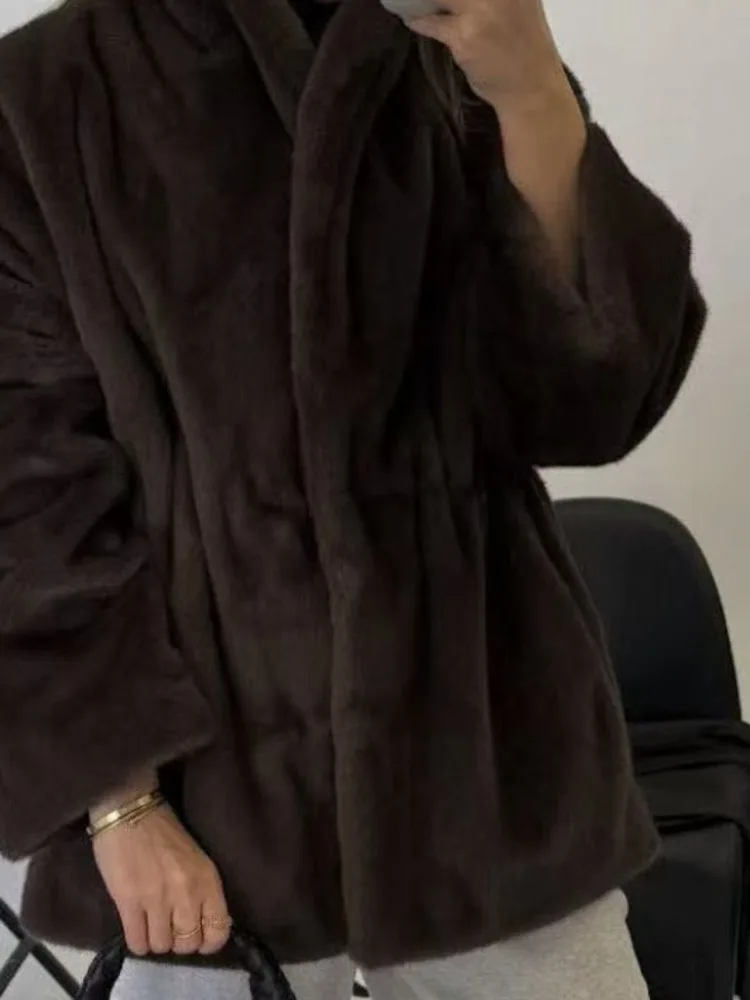 เสื้อโค้ทขนเฟอร์เทียมสไตล์เรียบง่ายสำหรับผู้หญิง DFDG คอลเลคชั่นฤดูใบไม้ร่วง-ฤดูหนาว ปี 2025 ปกตั้ง แจ็คเก็ตขนเทียมหนานุ่ม ดีไซน์เนอร์แบรนด์ดัง เสื้อคลุมกันหนาว