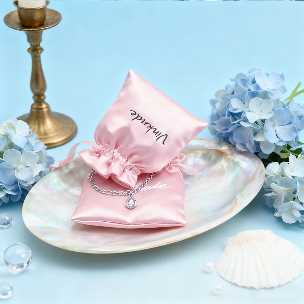 

50 шт. розовые атласные сумки на шнурке с персонализированным логотипом, подарочная сумка для пыли на заказ, пакет для ювелирных изделий, сумка с принтом, оптовая продажа, посылка