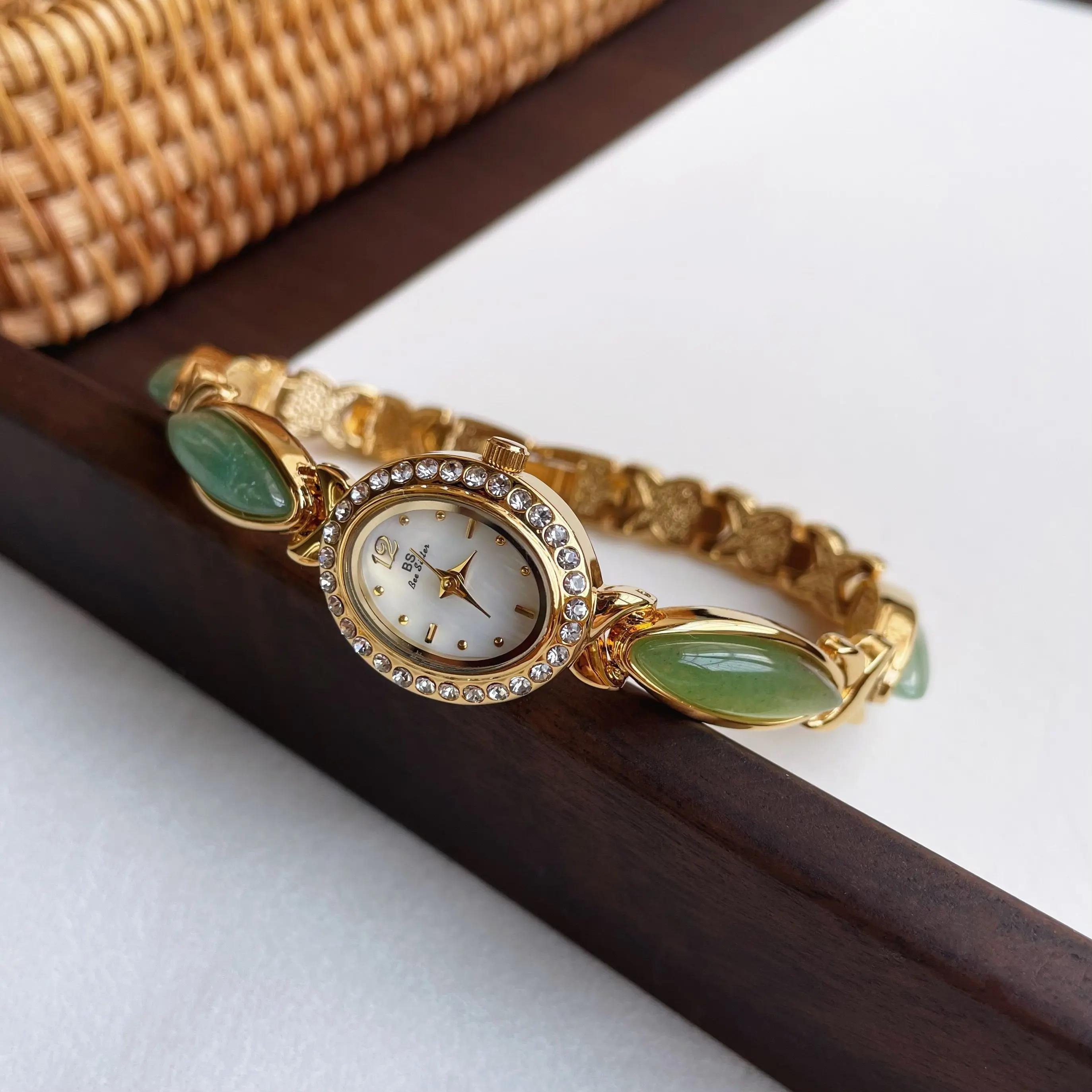 New Natural Jade Bracelet Watch For Women, Featuring An Oval Small Dial, Elegant Quartz Movement, And A Fashionable Design.