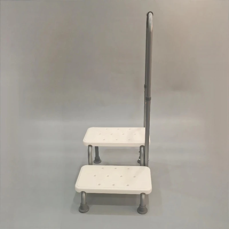 

The elderly use a double staircase with handlebars Heavy-duty bed steps with adjustable handrails