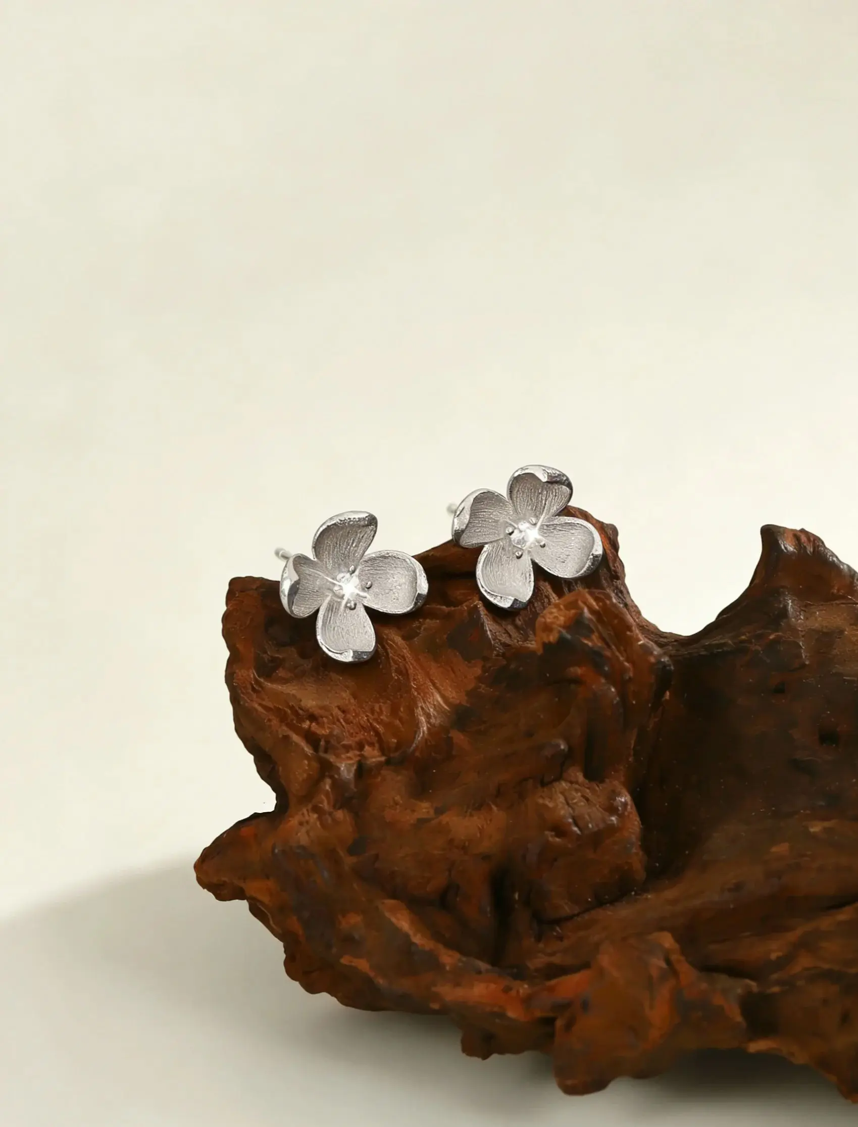 Blumenohrringe aus 925er Sterlingsilber – elegant und luxuriös, schlichtes Design, ideales Schmuckgeschenk für Frauenurlaub und Geburtstag
