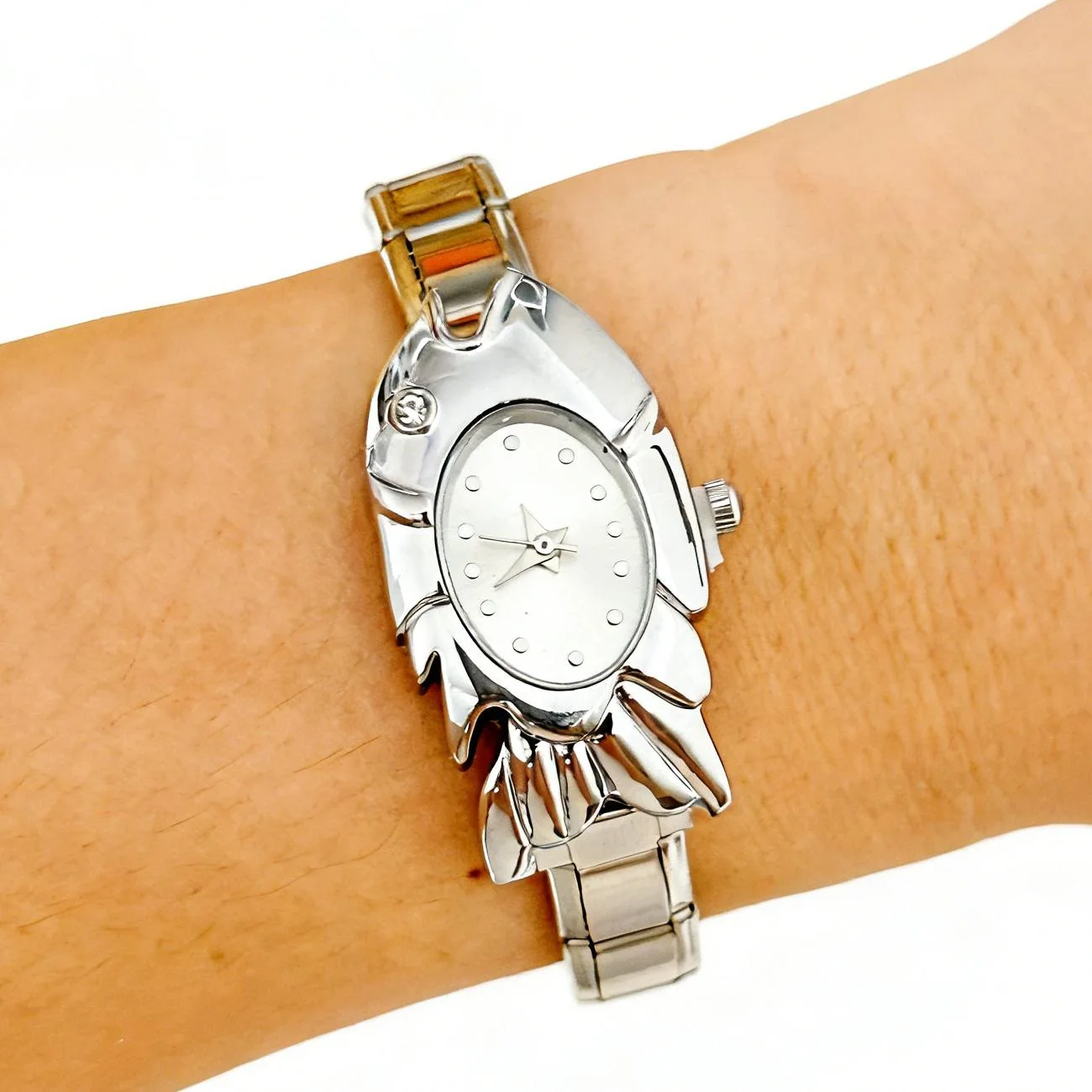 INS Elegant Golden Steel Band Ladies Watch Unique Wing Case Multicolor Soft Dial Sparkling Crystal Daily Banquet Dress Analog