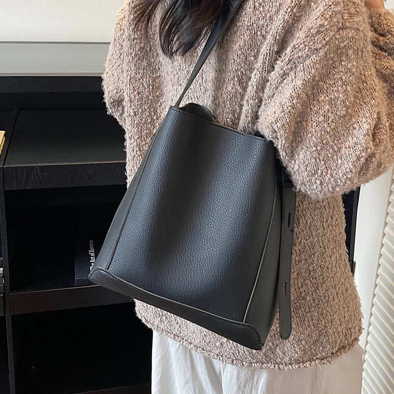 

Retro Large Capacity Tote Bag for Women 2026 New Simple Single Shoulder Crossbody Bags Commuter Versatile Bucket Handbags
