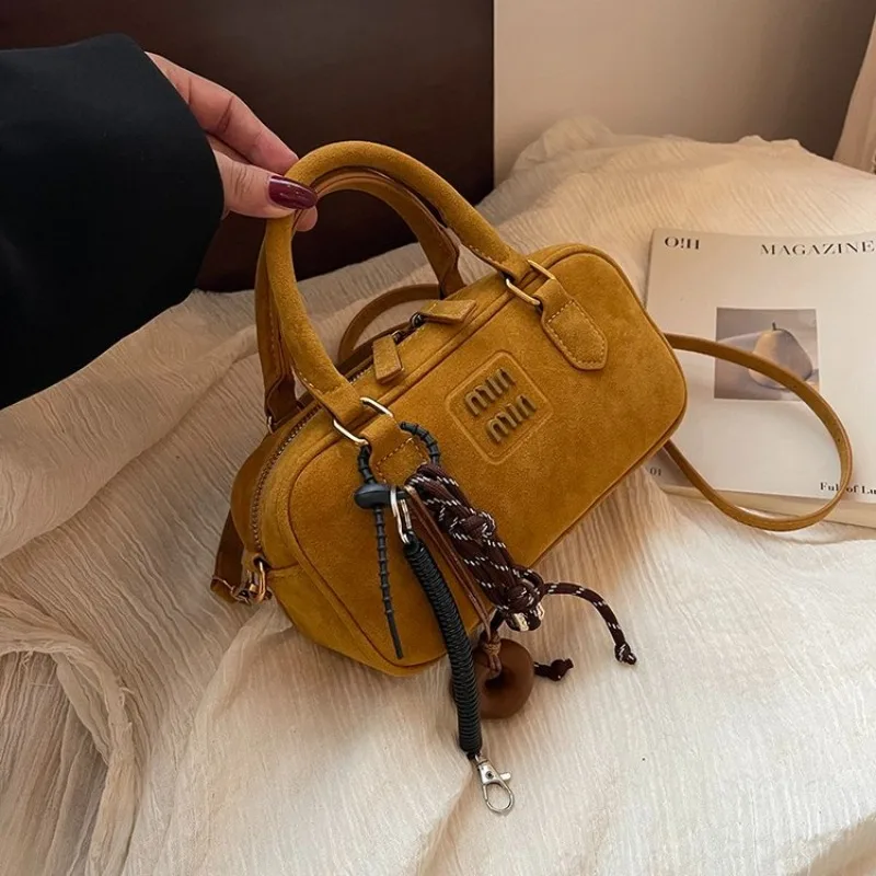 

Женская компактная сумка через плечо. Компактный дизайн для минималистской переноски и практичных предметов.