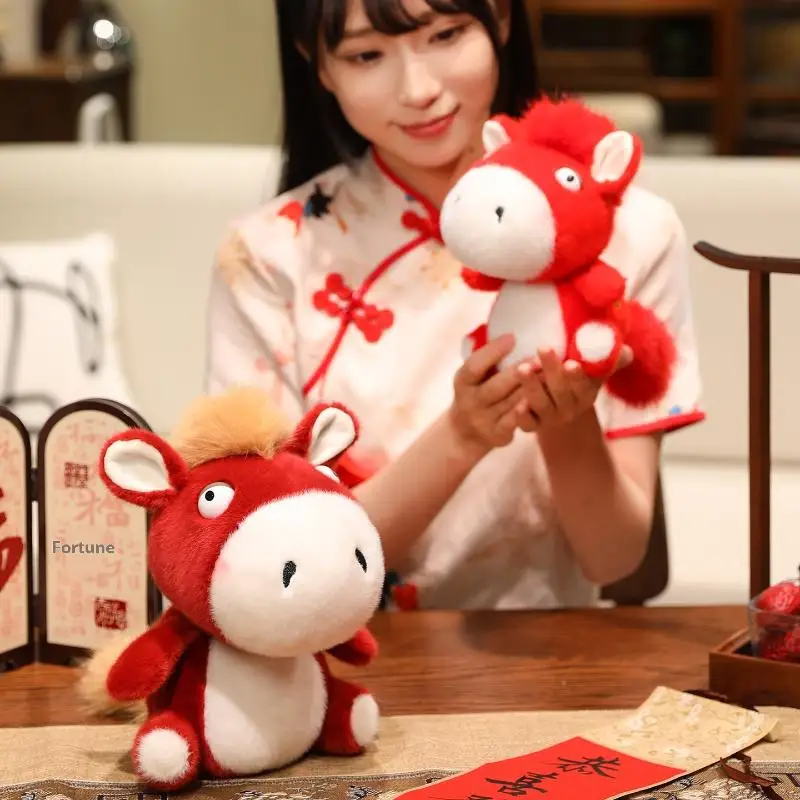 Simpatico cartone animato piccolo cavallo peluche morbido peluche bambola decorazione della casa capodanno cinese mascotte regali per bambini 2026 nuovo