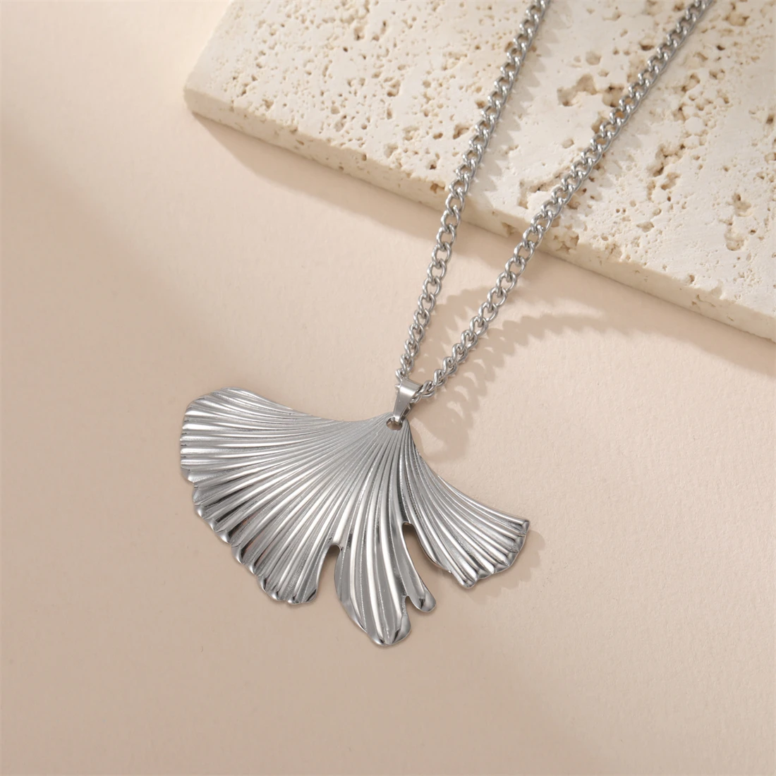Eueavan Exquisite Ginkgo-Blatt-Halsketten aus Edelstahl, vergoldet, modische, unregelmäßige Blätter für Damen, wasserfester Schmuck, Geschenke – Detail 7