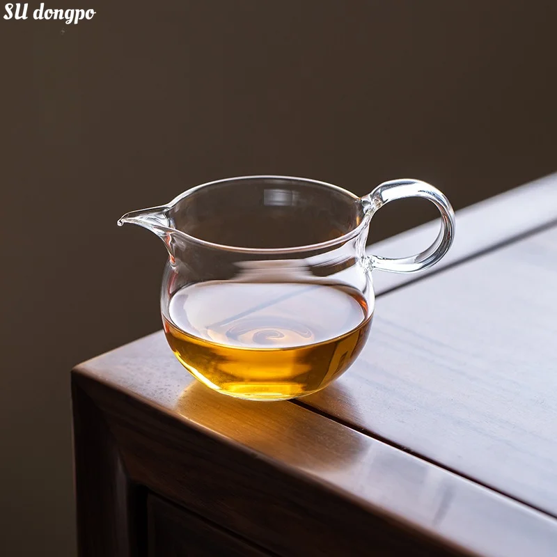 Handcrafted Borosilicate Glass Fair Cup – Thermal Shock Resistant Tea Divider with Handle – Large Capacity Tea Sea