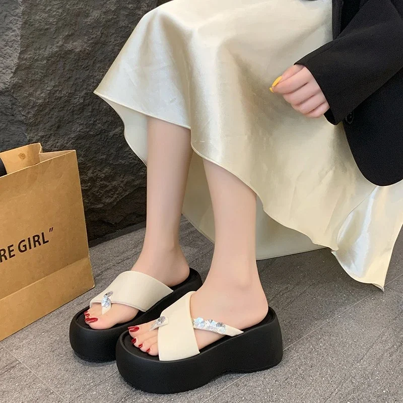 Zapatillas de moda para mujer, novedad de 2025, sandalias con cabeza redonda y diamantes de imitación, sandalias con parte inferior de Muffin, zapatos de mujer de suela gruesa y tacón alto