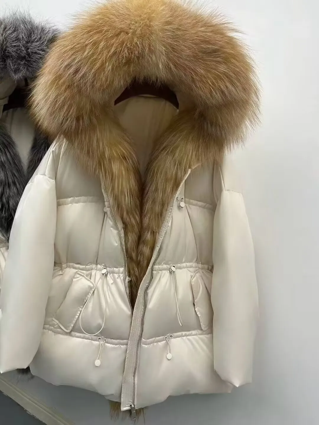 Piumino da donna in piuma d'oca bianca Piumino ispessito Piumino corto allentato caldo con collo in vera pelliccia di volpe naturale invernale di fascia alta