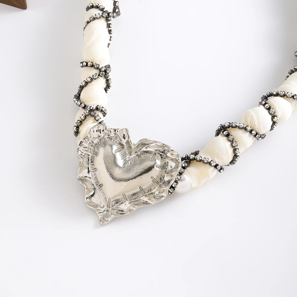 ZAA Pearl Jewel Heart Neckalce Elegant Yarn Rhinestone Choker Necklace For Women Simple Textured Party Accessory Friends Gifts
