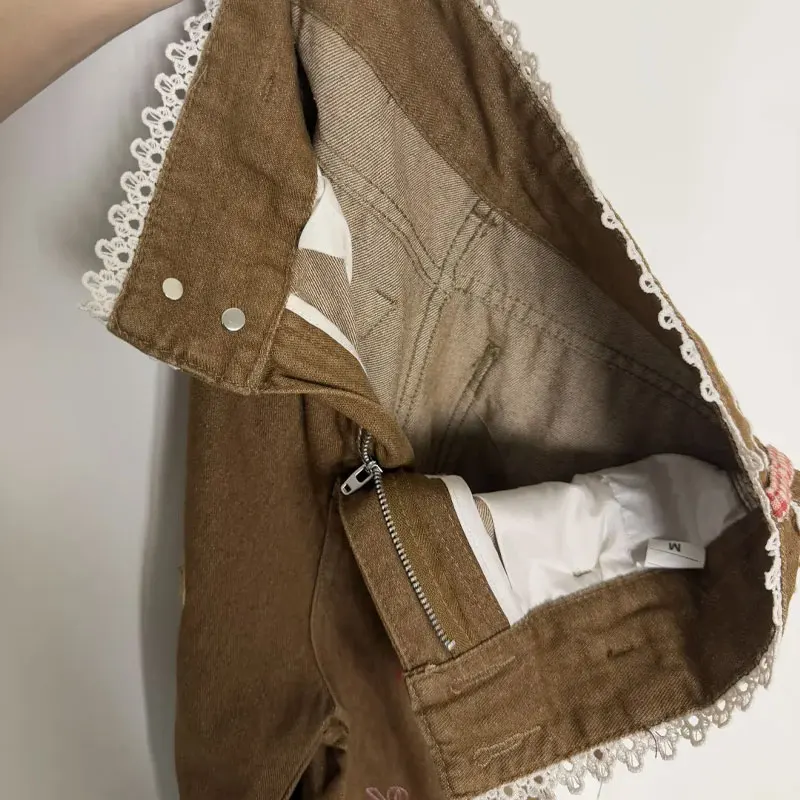 Pantalones vaqueros con diseños de parches de oso marrón para mujer, ropa elegante bordada de otoño, pantalones vaqueros informales de pierna ancha empalmados con encaje a cuadros