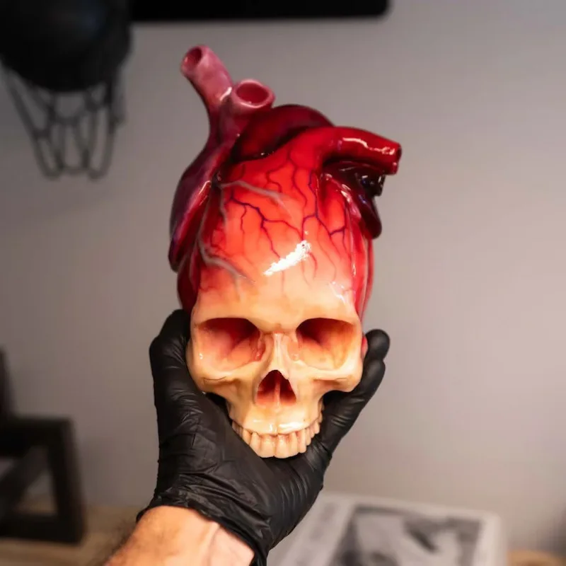 

Skull Heart Desk Decor‌ - Gothic Resin Sculpture for Office & Home