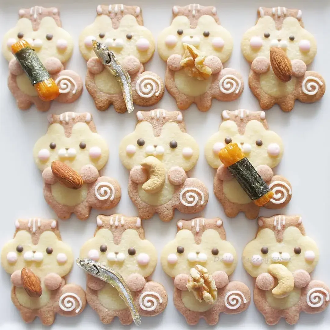 Cute Squirrel Pattern 3D Biscuit Mould Cartoon Animal Squirrel Hug Chestnuts Pine Cones Fondant Cookie Cutter Mold Baking Tool