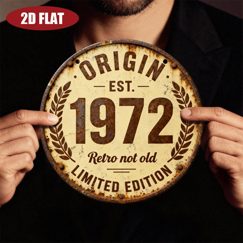 2D flache, 1-teilige Vintage 1972 Limited Edition Metall-Wandtafel und -Skulptur – 7,9-Zoll-Retro-Rundschild mit goldenem Kranzrand, O