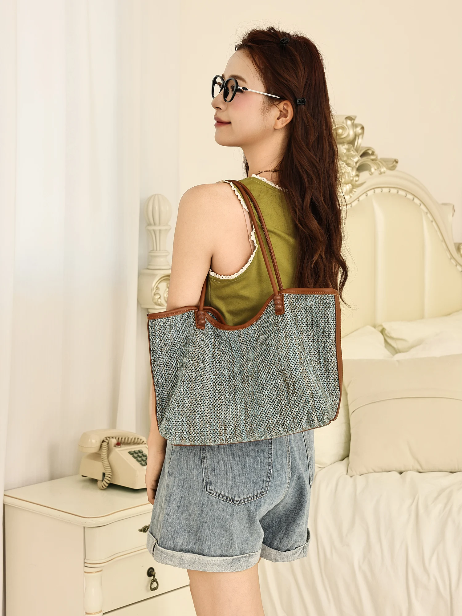 

Large-Capacity Casual Tote Bag with Sparkling Fabric, Glitter Shoulder Bag for Students and Ladies, Fashionable and Practical Daily Accessory, Patchwork Color-Blocking Woven Bag, Travel Leisure Bag, Includes Inner Liner Bag