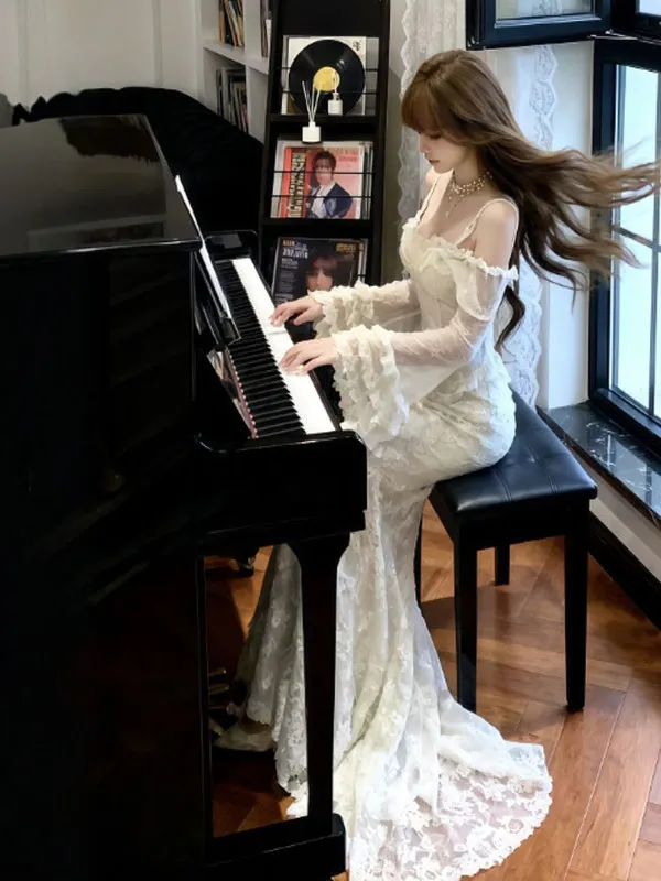 

Уникальный комплект из кружевного топа на одно плечо и юбки с высокой талией. Удобный, средней плотности, модный женский осенний наряд.