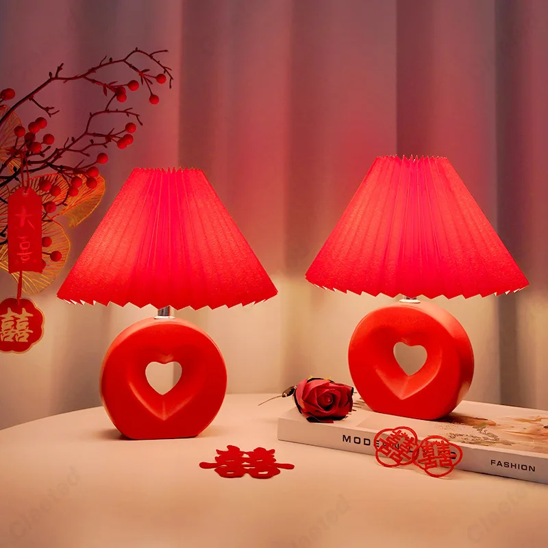 Creative และ Minimalist LED เซรามิคงานแต่งงานสีแดงโคมไฟตั้งโต๊ะห้องนอนตกแต่งข้างเตียงบรรยากาศไฟกลางคืนขนาดเล็ก