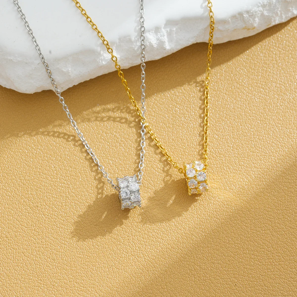 2025 قلادة خصر صغيرة أوروبية وأمريكية عيار 18 قيراط بتصميم فاخر خفيف للنساء، تتميز بسلسلة الترقوة